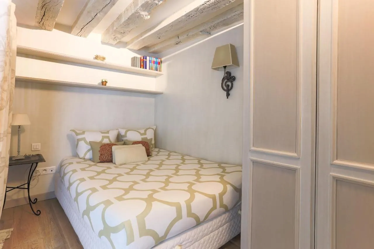 Louvre Apartment