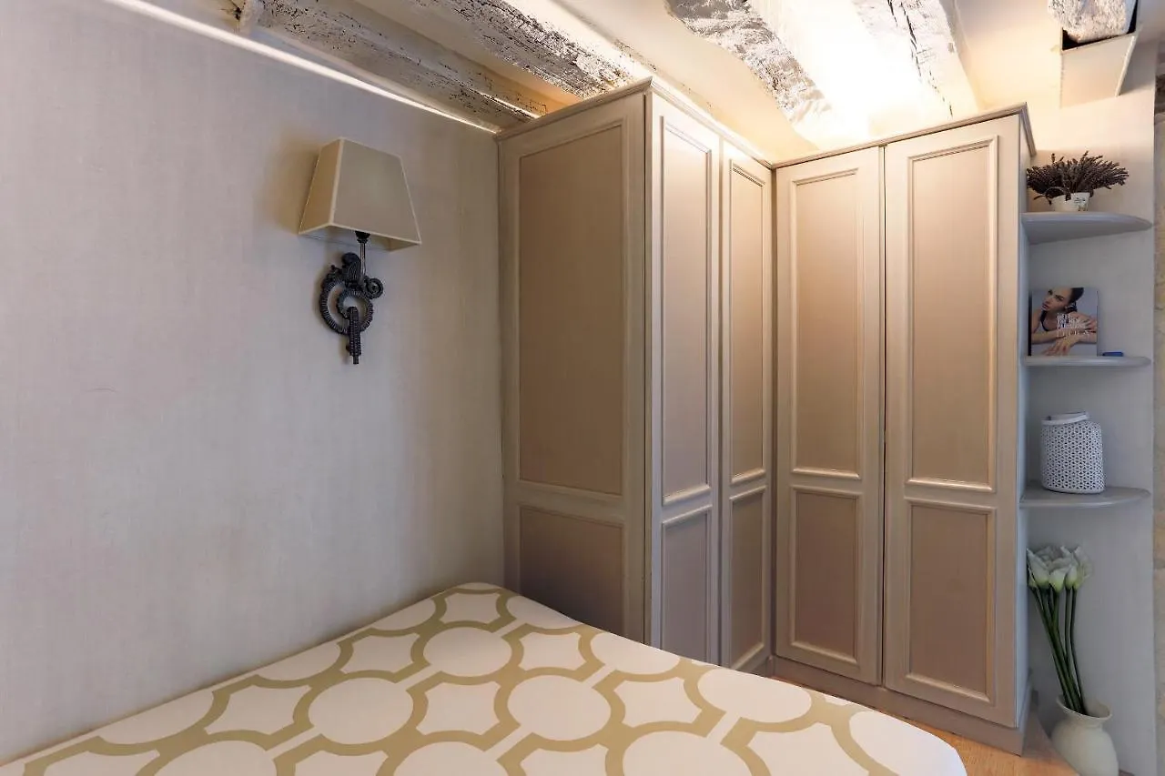 Louvre Apartment *